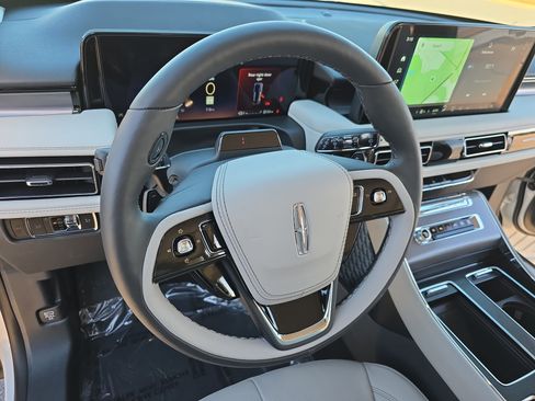 New 2026 Lincoln Aviator AWD w/ Jet Appearance Package image 17