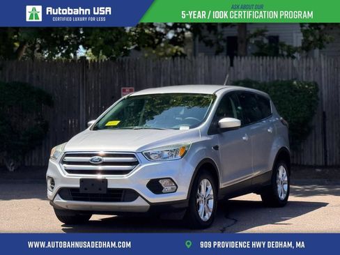 Used 2017 Ford Escape SE w/ SE Cold Weather Package AWD/4WD image 1