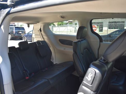 Used 2024 Chrysler Pacifica Touring-L FWD image 28