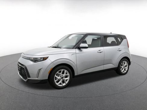 Used 2025 Kia Soul LX w/ LX Technology Package FWD image 3