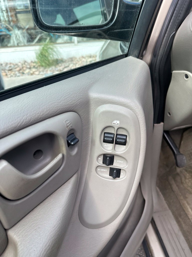Used 2004 Chrysler Town & Country LX w/ Popular Equipment Group FWD image 8