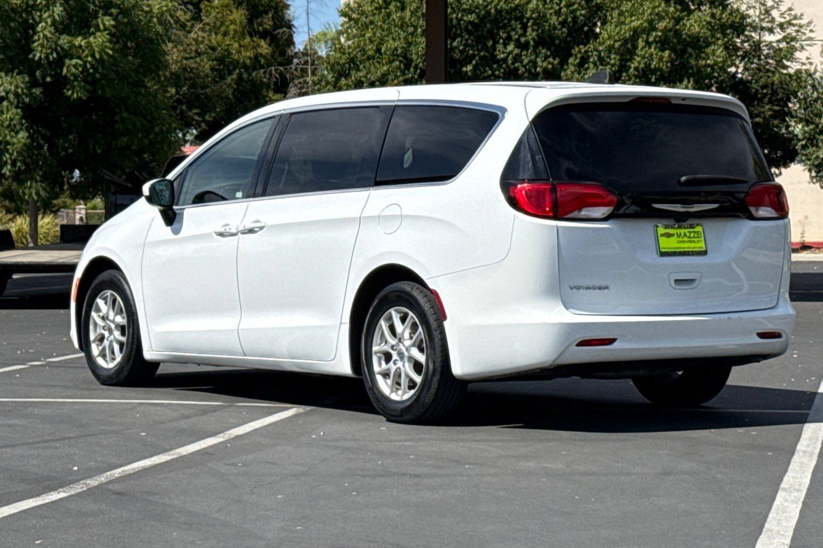 Used 2022 Chrysler Voyager LX FWD image 3