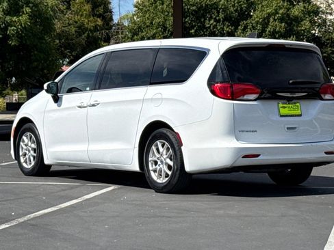 Used 2022 Chrysler Voyager LX FWD image 3