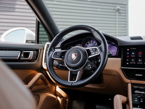 Certified 2022 Porsche Cayenne Platinum Edition image 26