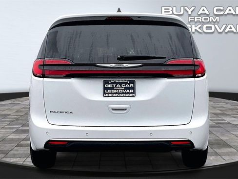 Used 2023 Chrysler Pacifica Touring-L image 4