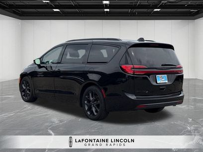 Used 2025 Chrysler Pacifica Limited
