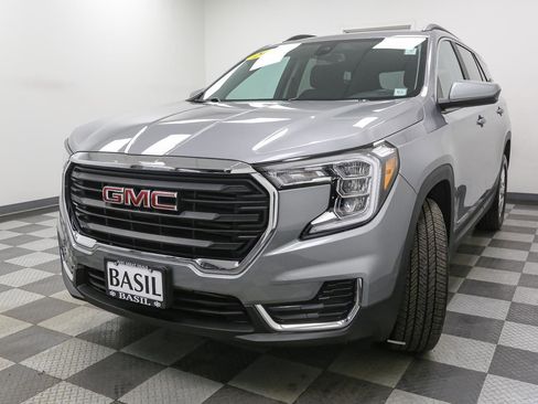 Used 2023 GMC Terrain SLE w/ Driver Convenience Package AWD/4WD image 4
