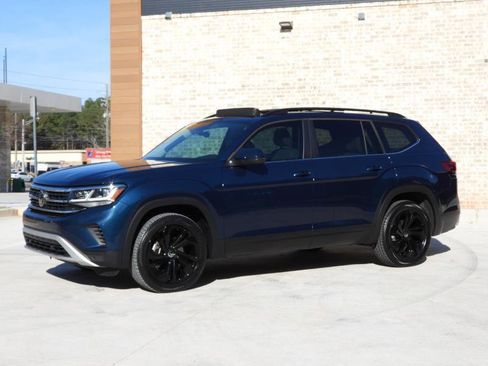 Used 2023 Volkswagen Atlas SE w/ Technology Package w/ Panoramic Sunroof Package image 15