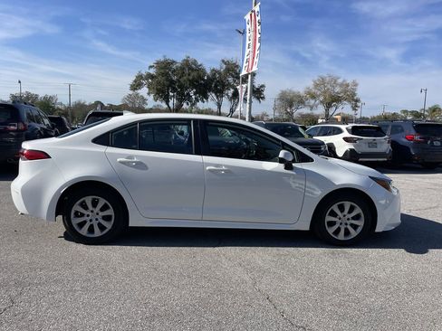 Used 2025 Toyota Corolla LE FWD image 2