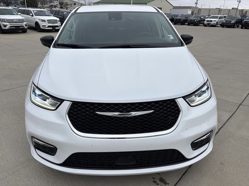 Used 2024 Chrysler Pacifica Touring-L image 2