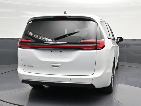 Used 2023 Chrysler Pacifica Touring-L FWD image 2