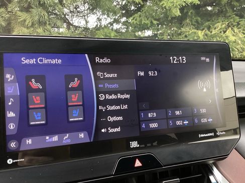 Used 2021 Toyota Venza Limited image 15