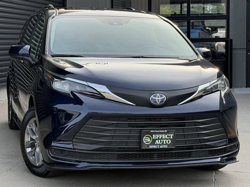 Used 2024 Toyota Sienna LE AWD/4WD image 5