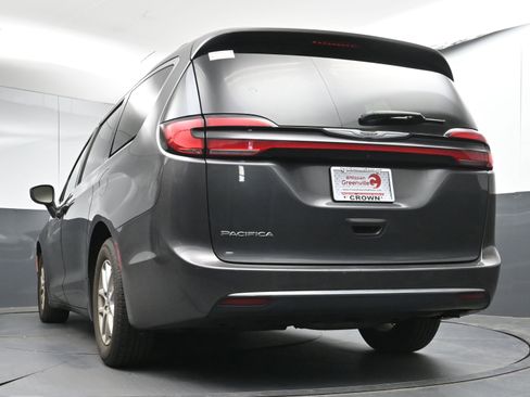 Used 2022 Chrysler Pacifica Touring-L image 26