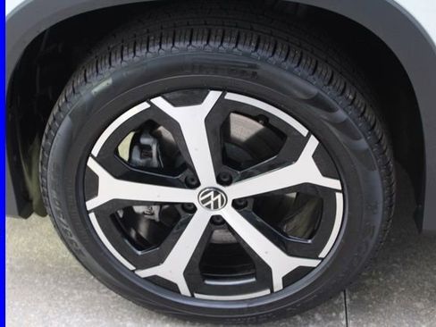 Used 2025 Volkswagen Tiguan SE image 12