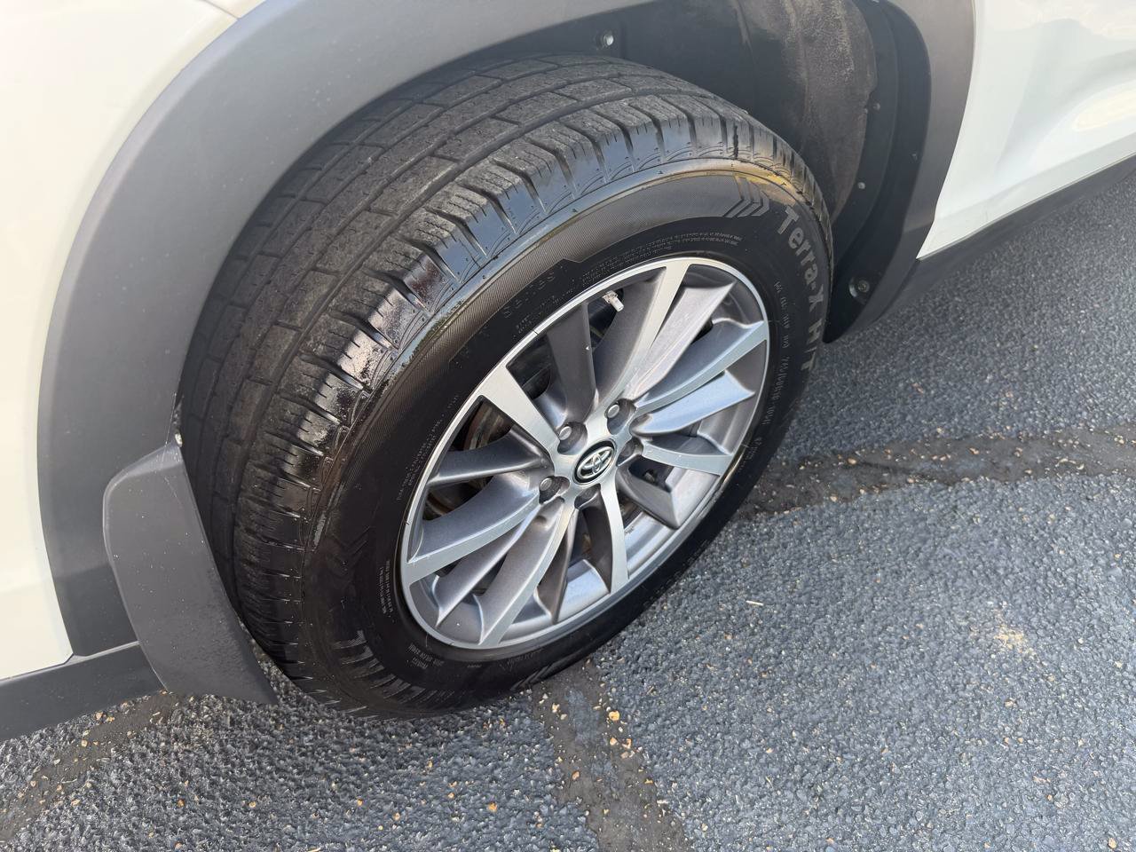 Used 2019 Toyota Highlander XLE FWD image 27
