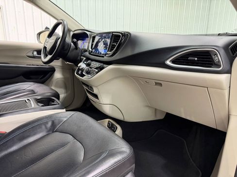 Used 2021 Chrysler Pacifica Touring-L FWD image 14