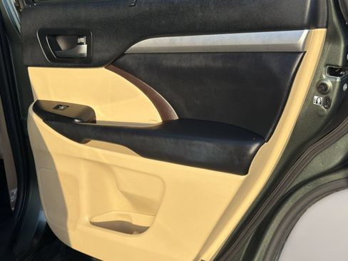 Used 2019 Toyota Highlander XLE FWD image 31