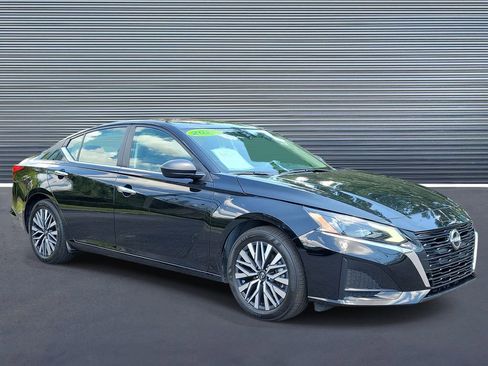 Used 2025 Nissan Altima 2.5 SV FWD image 2