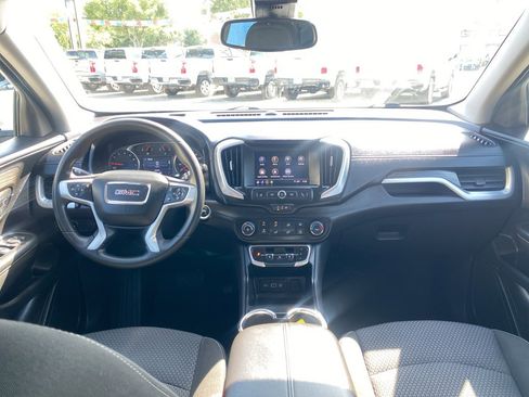 Used 2024 GMC Terrain SLE image 3