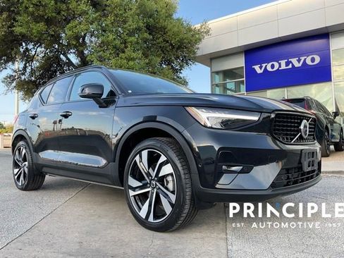 Certified 2025 Volvo XC40 B5 Plus AWD/4WD image 1