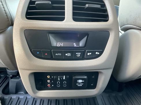 Used 2018 Honda Pilot Touring image 12