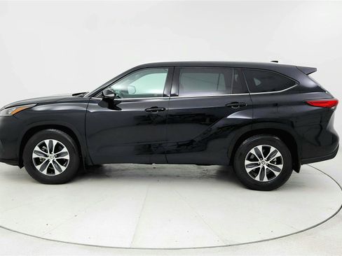 Used 2020 Toyota Highlander XLE AWD/4WD image 2