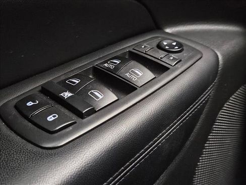 Used 2018 Jeep Grand Cherokee Altitude RWD image 16