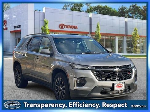 Used 2023 Chevrolet Traverse RS image 1