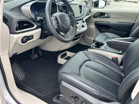Used 2024 Chrysler Pacifica Touring-L image 11
