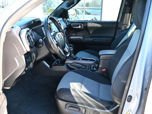 Used 2021 Toyota Tacoma TRD Sport w/ Technology Package image 18