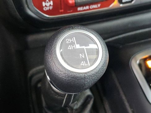 Used 2025 Jeep Wrangler Unlimited Rubicon AWD/4WD image 9