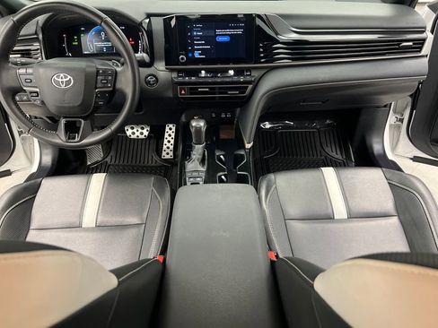 Used 2025 Toyota Camry SE image 32