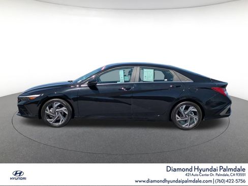 Certified 2025 Hyundai Elantra Limited FWD image 4