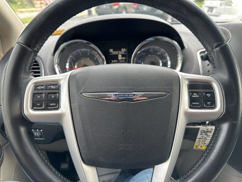 Used 2015 Chrysler Town & Country Touring FWD image 22