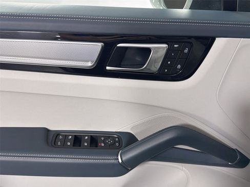 Certified 2023 Porsche Cayenne Platinum Edition AWD/4WD image 4