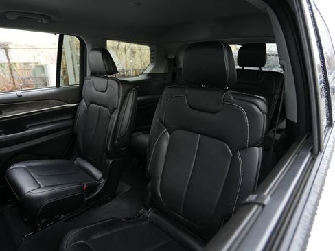 Used 2023 Jeep Grand Cherokee L Limited w/ Luxury Tech Group II image 18