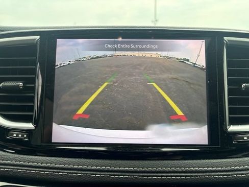 Used 2024 Chrysler Pacifica Limited FWD image 13