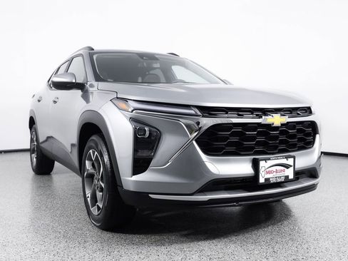 Used 2025 Chevrolet Trax LT w/ LT Convenience Package FWD image 10