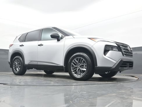 Certified 2025 Nissan Rogue S image 22
