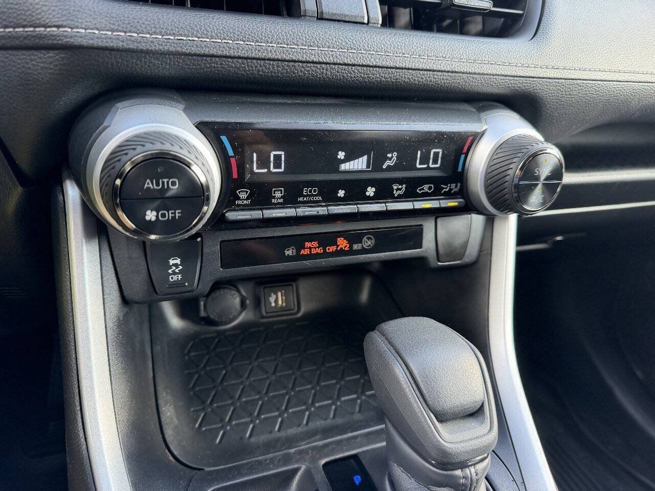 Used 2024 Toyota RAV4 LE AWD/4WD image 19