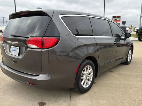 Used 2017 Chrysler Pacifica Touring image 19