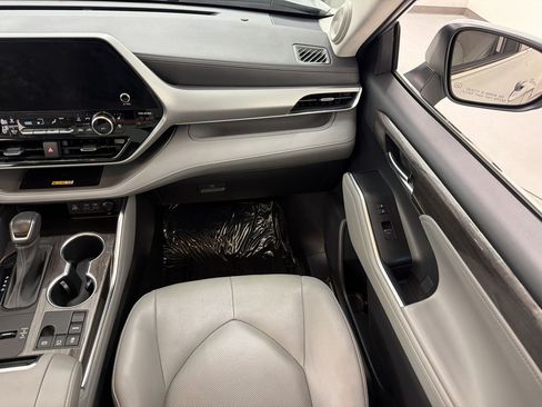Used 2023 Toyota Highlander Platinum FWD image 34