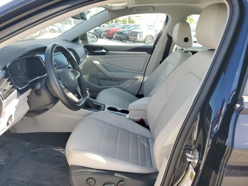 Used 2023 Volkswagen Jetta SE w/ Panoramic Sunroof Package image 11