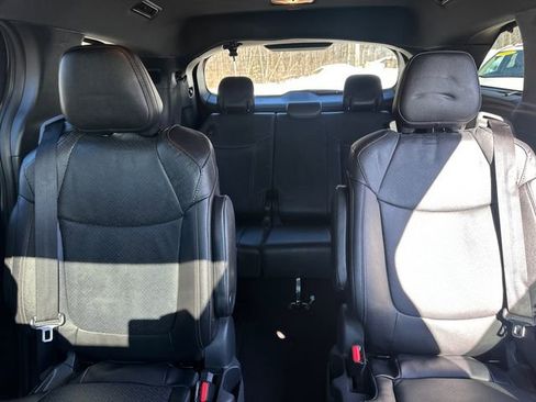Used 2025 Toyota Sienna Platinum image 41