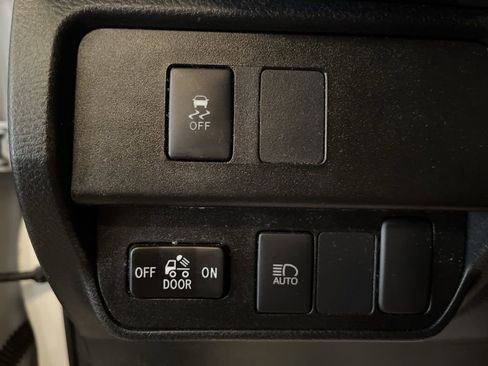 Used 2021 Toyota Tacoma SR5 w/ Technology Package image 18