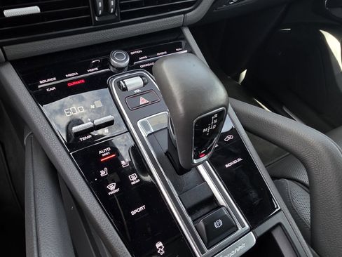 Used 2020 Porsche Cayenne AWD/4WD image 17