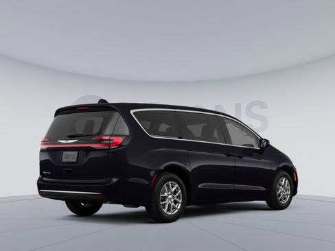 Used 2023 Chrysler Pacifica Touring-L FWD image 4