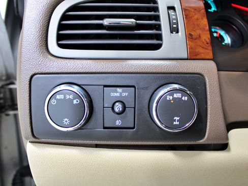 Used 2010 GMC Yukon SLT w/ SLT-2 Equipment Package AWD/4WD image 9