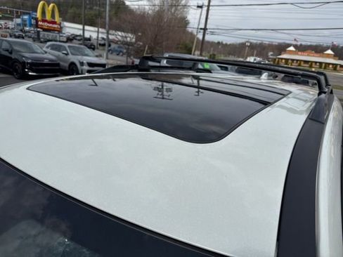 Used 2023 Nissan Pathfinder SV w/ SV Premium Package image 12